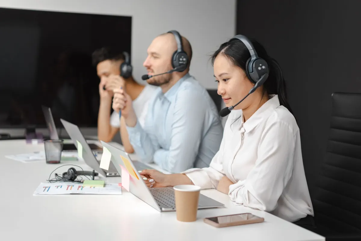 Equipe de atendimento trabalhando com fones de ouvido