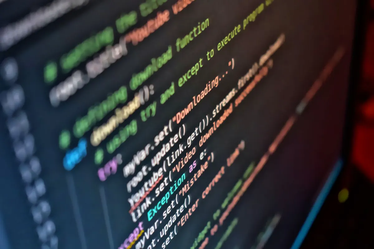 Código de programação na tela de um computador