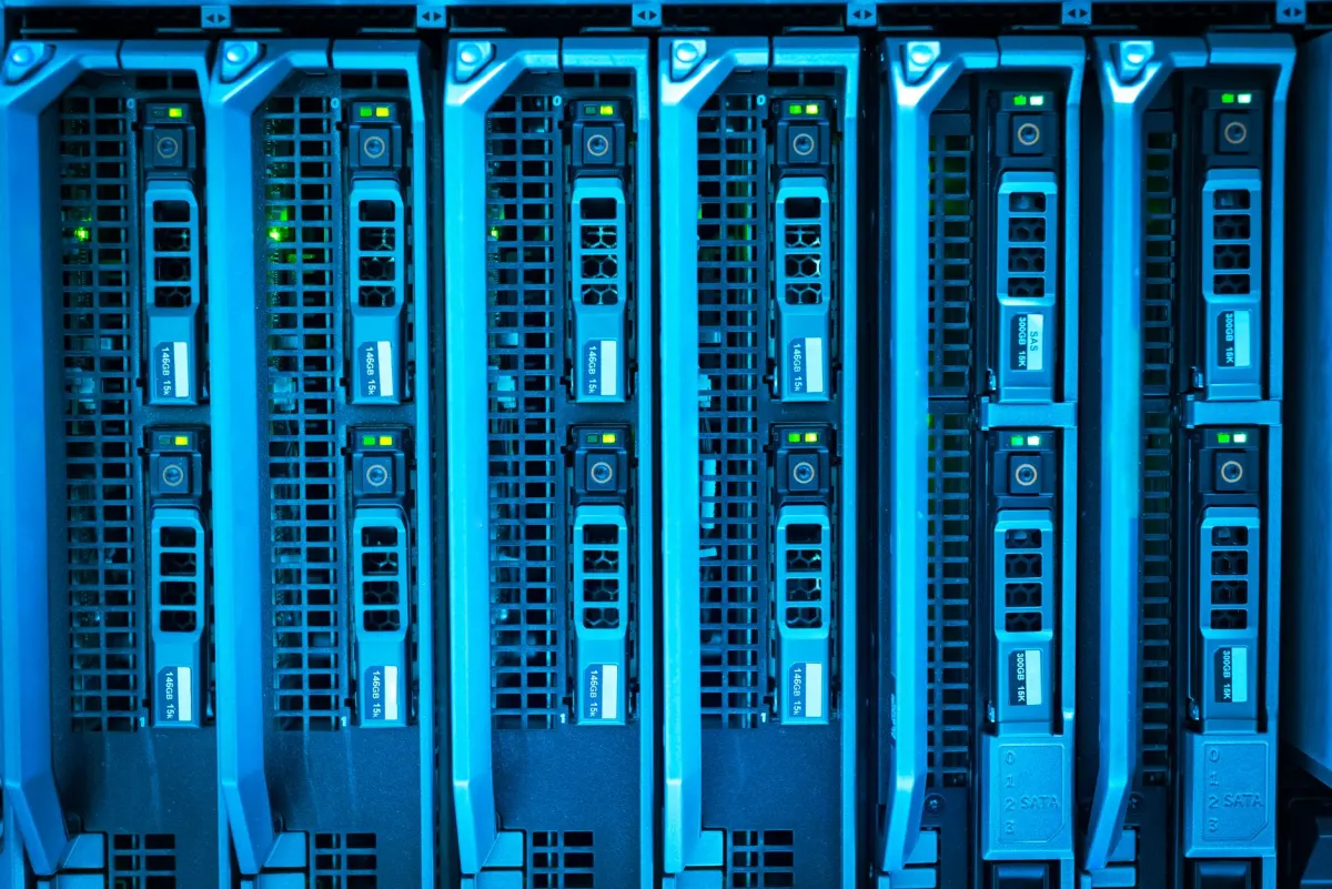 Corredor de racks de servidores em um datacenter