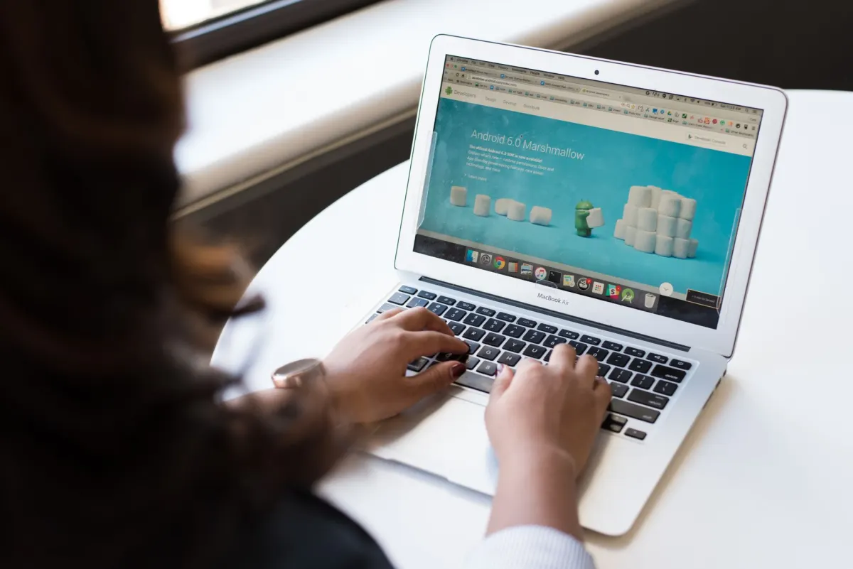 Pessoa atualizando um site em um notebook